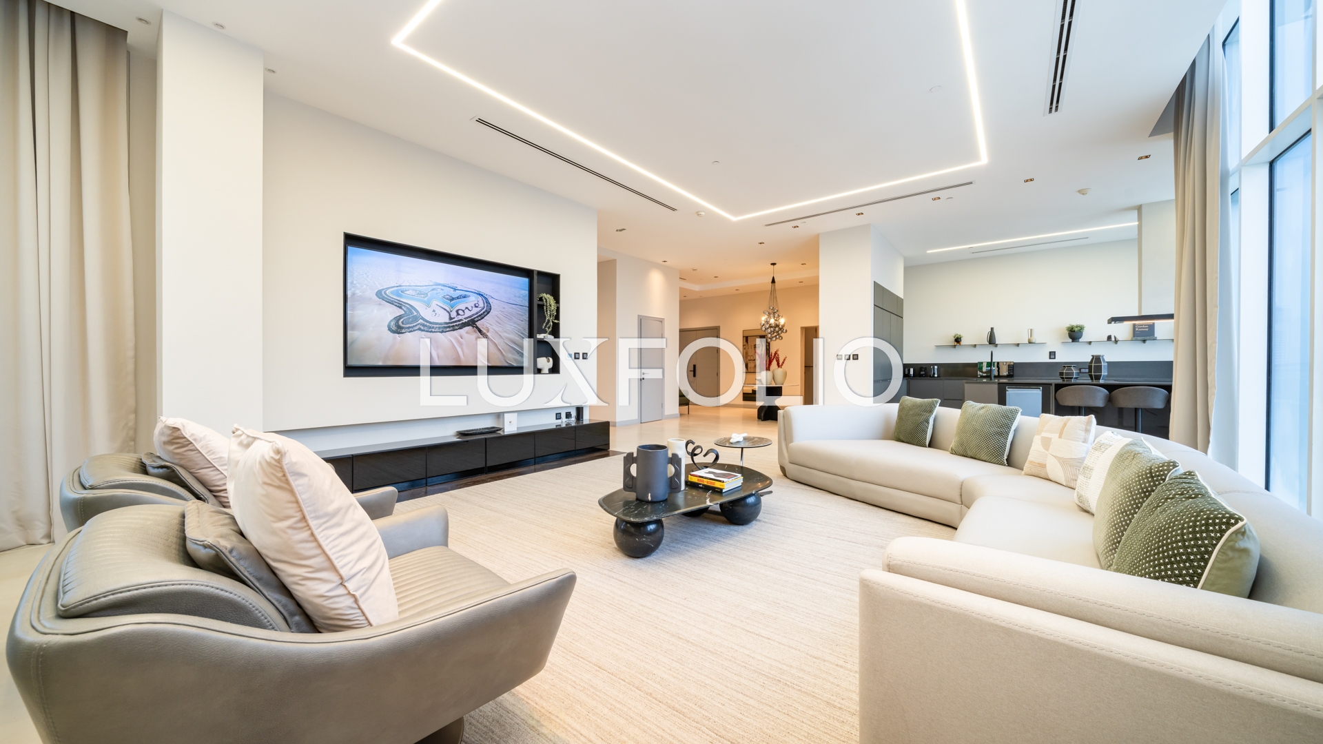 4 bedroom Apartment for rent in Palm Jumeirah at 1,300,000 AED per year